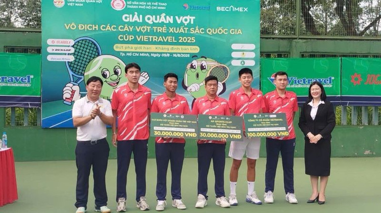 Đại diện Liên đoàn Quần vợt Việt Nam và Công ty Cổ phần Du lịch Vietravel trao thưởng cho Đội tuyển Davis Cup Việt Nam. tn5.jpg