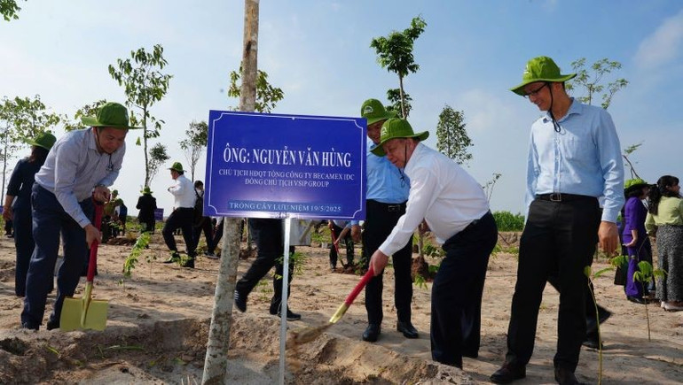 Ông Nguyễn Văn Hùng, Chủ tịch Hội đồng quản trị Tổng Công ty Becamex IDC, đồng Chủ tịch VSIP Group trồng cây xanh tại Khu công nghiệp Bàu Bàng mở rộng. cx2.jpg