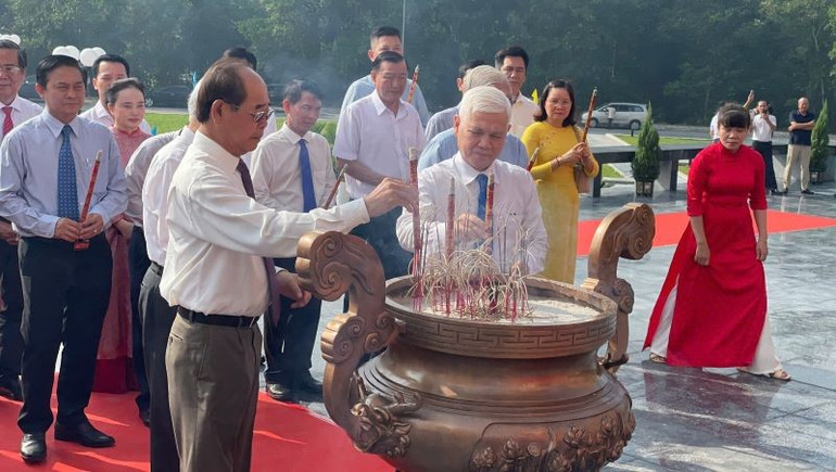 Lãnh đạo tỉnh Bình Dương thắp hương tưởng nhớ các anh hùng liệt sĩ tại lễ khánh thành Tượng đài trung tâm Khu tưởng niệm Chiến khu D. t4.jpg