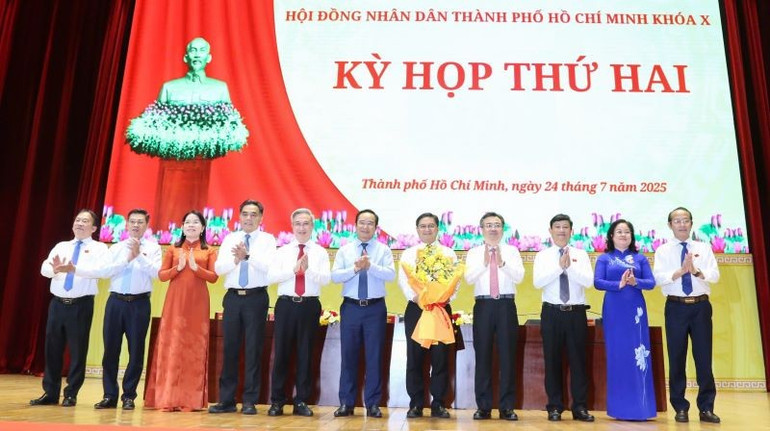 Lãnh đạo Thành phố Hồ Chí Minh chúc mừng đồng chí Nguyễn Mạnh Cường. pct1.jpg