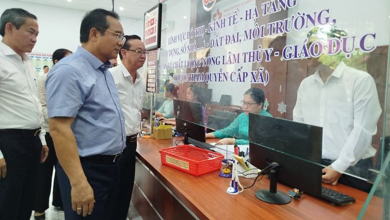 Chủ tịch Ủy ban nhân dân Thành phố Hồ Chí Minh Nguyễn Văn Được kiểm tra, khảo sát Trung tâm phục vụ hành chính công phường Phú An. ct1.jpg