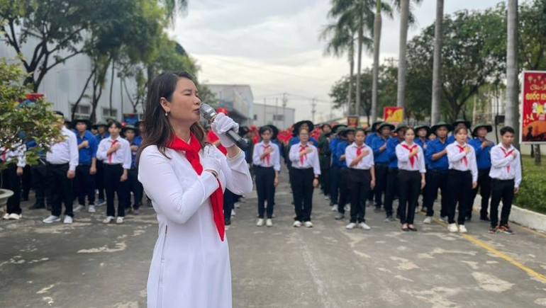 Đại diện Công đoàn cơ sở Công ty Trách nhiệm hữu hạn Kỹ nghệ cửa Ý-Á Châu tuyên truyền đến công nhân lao động ý nghĩa sâu sắc của Cách mạng Tháng Tám và Quốc khánh 2/9. qc6.jpg