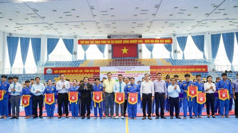 Ban tổ chức và các đại biểu trao tặng Cờ lưu niệm cho các đơn vị tham gia Giải năm 2025. th5.jpg