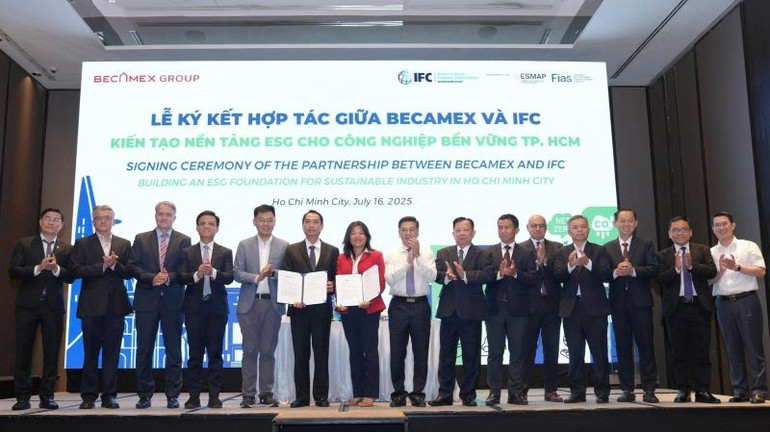 Các đại biểu chụp hình lưu niệm tại buổi ký kết. kk2.jpg
