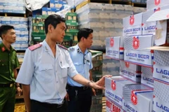 Đoàn liên ngành của thành phố Cần Thơ kiểm tra cơ sở kinh doanh bia và nước giải khát.