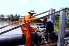 Bảo trì đường ống dẫn nước để cung cấp nước sạch cho người dân tại Cần Thơ.