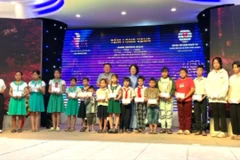 Các em học sinh nghèo vượt khó được đại diện Ban tổ chức trao quà tại sự kiện.