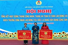 Phó Bí thư Thường trực Tỉnh ủy Sóc Trăng trao Cờ thi đua xuất sắc của Tổng Liên đoàn Lao động Việt Nam cho các đơn vị tiêu biểu.