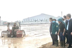 Đoàn công tác của Cục Quản lý và Xây dựng công trình thủy lợi kiểm tra lấy nước đợt 1 gieo cấy lúa đông xuân 2025-2026 tại tỉnh Ninh Bình.