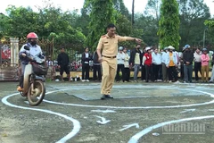 Công an giao thông tỉnh Gia Lai hướng dẫn người dân cách chạy vòng số 8