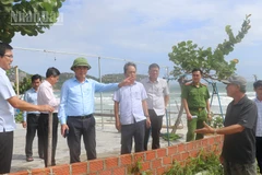 Chủ tịch Ủy ban nhân dân tỉnh Gia Lai Phạm Anh Tuấn kiểm tra công tác phòng, chống bão tại xã Cát Tiến.