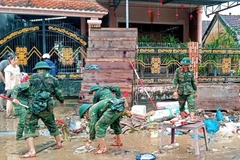 Hơn 1.000 cán bộ, chiến sĩ Sư đoàn 2 giúp nhân dân phường Quy Nhơn Đông sau lũ