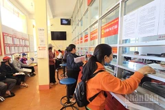Người dân đến làm thủ tục hành chính tại Trung tâm Phục vụ hành chính công xã Biển Hồ