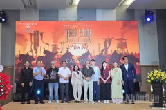 Ê-kíp sản xuất và các diễn viên tại buổi casting.