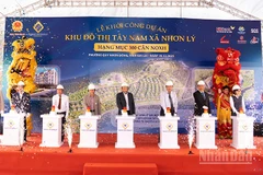 Các đại biểu nhấn nút khởi công dự án.