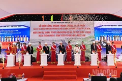 Các đại biểu nhấn nút khởi công dự án.