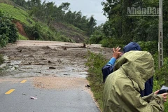 Sạt lở đất làm chia cắt đường tại xã Vĩnh Thạnh, tỉnh Gia Lai.