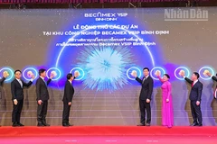 Các đại biểu bấm nút động thổ hàng loạt dự án trọng điểm thuộc Khu công nghiệp-đô thị-dịch vụ Becamex VSIP Bình Định.