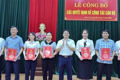 Trao các quyết định về công tác cán bộ tại xã Đức Cơ.