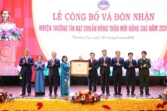Đồng chí Bùi Thị Minh Hoài, Bí thư Thành ủy cùng các đồng chí lãnh đạo thành phố Hà Nội trao Bằng công nhận huyện đạt chuẩn nông thôn mới nâng cao năm 2024 cho cấp ủy, chính quyền và nhân dân huyện Thường Tín.