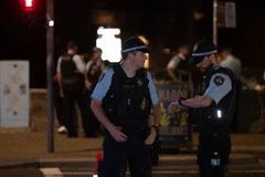 Cảnh sát gác tại hiện trường vụ xả súng ở Sydney, Australia, ngày 14/12/2025. (Ảnh: THX/TTXVN)