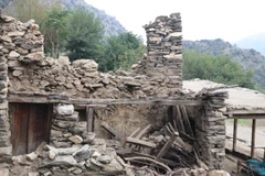 Ảnh tư liệu: Ngôi nhà bị phá hủy do động đất tại Nurgal, tỉnh Kunar, Afghanistan, ngày 1/9/2025. (Ảnh: THX/TTXVN)