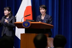 Thủ tướng Nhật Bản Takaichi Sanae phát biểu tại một cuộc họp báo ở thủ đô Tokyo. (Ảnh: THX/TTXVN)