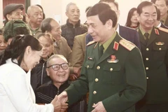 Cử tri vui đón Đại tướng Phan Văn Giang tại hội nghị. (Ảnh: DUY ĐỨC).