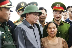 Phó Thủ tướng Hồ Quốc Dũng thăm hỏi, động viên các gia đình bị thiệt hại do thiên tai.