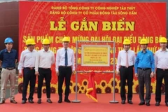 Gắn biển chào mừng Đại hội Đảng bộ Tổng Công ty Công nghiệp tàu thủy cho sản phẩm tàu ST-245 ESCV số 82 do Công ty cổ phần Đóng tàu Sông Cấm thi công.