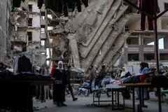 Người dân tại một khu chợ ở Gaza, ngày 15/1/2026. (Ảnh: THX/TTXVN)