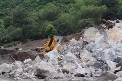 Nhiều máy móc bị đá lớn vùi lấp. (Ảnh: TUẤN SƠN)