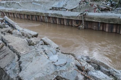 Đoạn đê bị phá hủy do lũ lụt tại tỉnh Cebu, Philippines, ngày 5/11/2025. (Ảnh: THX/TTXVN)