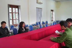 Công an làm việc với các đối tượng nghi bạo hành cháu P.A. (Ảnh: Công an tỉnh Thái Nguyên)