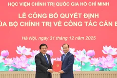 Đồng chí Nguyễn Xuân Thắng, Ủy viên Bộ Chính trị, Giám đốc Học viện Chính trị quốc gia Hồ Chí Minh, Chủ tịch Hội đồng Lý luận Trung ương, trao quyết định của Bộ Chính trị và chúc mừng đồng chí Lê Hải Bình, Ủy viên dự khuyết Trung ương Đảng, Phó Giám đốc Học viện Chính trị quốc gia Hồ Chí Minh. (Ảnh: THẾ ĐẠI)