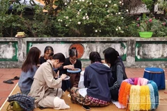 Lớp học nghệ thuật thủ công là một cách kết nối thế hệ hôm nay với các giá trị văn hóa truyền thống lâu đời.