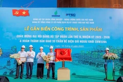 Lãnh đạo Đảng ủy Chính phủ và Petrovietnam trao quyết định và tặng hoa chúc mừng tập thể PTSC.