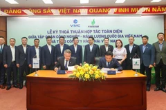 Tổng Giám đốc Petrovietnam Lê Ngọc Sơn và Tổng Giám đốc VIMC Nguyễn Cảnh Tĩnh ký kết thỏa thuận hợp tác toàn diện.