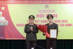 Thừa ủy quyền của lãnh đạo Bộ Công an, Thiếu tướng Đỗ Triệu Phong trao Quyết định về việc phân công Đại tá Nguyễn Thanh Bình giữ chức vụ Tổng Biên tập Báo Công an nhân dân.