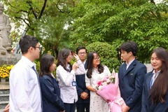 Học sinh Trường trung học phổ thông chuyên Chu Văn An (Hà Nội) chúc mừng thầy cô trong dịp Ngày Nhà giáo Việt Nam 20/11.