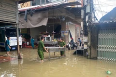 Công an xã Xuân Cẩm, tỉnh Bắc Ninh giúp nhân dân di dời tài sản đến nơi an toàn.
