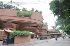 Đường làng, ngõ xóm xã Bát Tràng (Hà Nội) khang trang, sạch đẹp. (Ảnh NGUYỄN MAI)