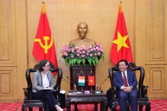 Đồng chí Nguyễn Xuân Thắng, Ủy viên Bộ Chính trị, Giám đốc Học viện Chính trị quốc gia Hồ Chí Minh, Chủ tịch Hội đồng Lý luận Trung ương tiếp bà Deirdre Ní Fhallúin, Đại sứ đặc mệnh toàn quyền Cộng hòa Ireland tại Việt Nam. (Ảnh: Phạm Cường) 