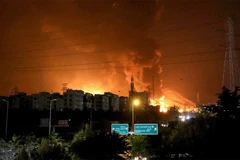 Khói lửa bốc lên từ một cơ sở khai thác dầu ở quận Shahran, thủ đô Tehran (Iran) . (Ảnh: Anadolu Agency/TTXVN)