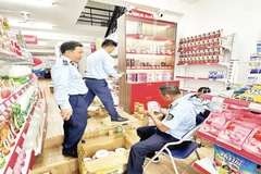 Lực lượng Quản lý thị trường tại Đà Nẵng kiểm tra các cơ sở kinh doanh để kịp thời ngăn chặn hàng giả, hàng kém chất lượng. (Ảnh QUẢN LÝ THỊ TRƯỜNG ĐÀ NẴNG CUNG CẤP)