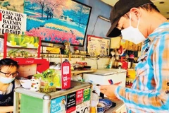Các cửa hàng buôn bán nhỏ ở Thành phố Hồ Chí Minh đều áp dụng hình thức thanh toán không dùng tiền mặt.