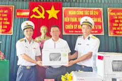 Đoàn công tác tặng Nhà giàn DK1 và các đảo 13 máy in, máy chiếu, máy photocopy, là tấm lòng do Công ty cổ phần Đầu tư Lê Bảo Minh đóng góp.