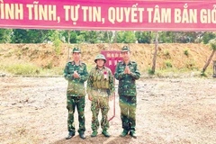 Ban chỉ huy Tiểu đoàn 5 tuyên dương học viên bắn giỏi.