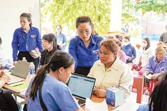 Khám, chữa bệnh, cấp phát thuốc miễn phí cho người dân vùng sâu, vùng xa trên địa bàn. (Ảnh KHOA CHƯƠNG)