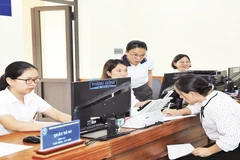 Việc giải quyết thủ tục hành chính cho người dân, doanh nghiệp được các xã, phường vận hành thông suốt. (Ảnh LÊ HẢI)